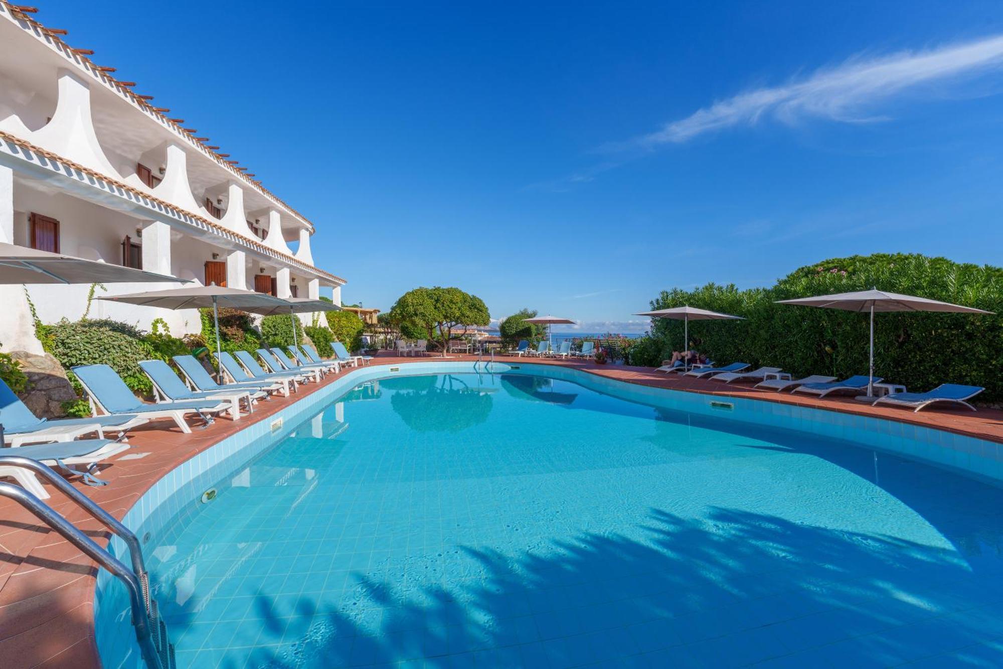 Hotel Punta Est Baja Sardinia Eksteriør billede