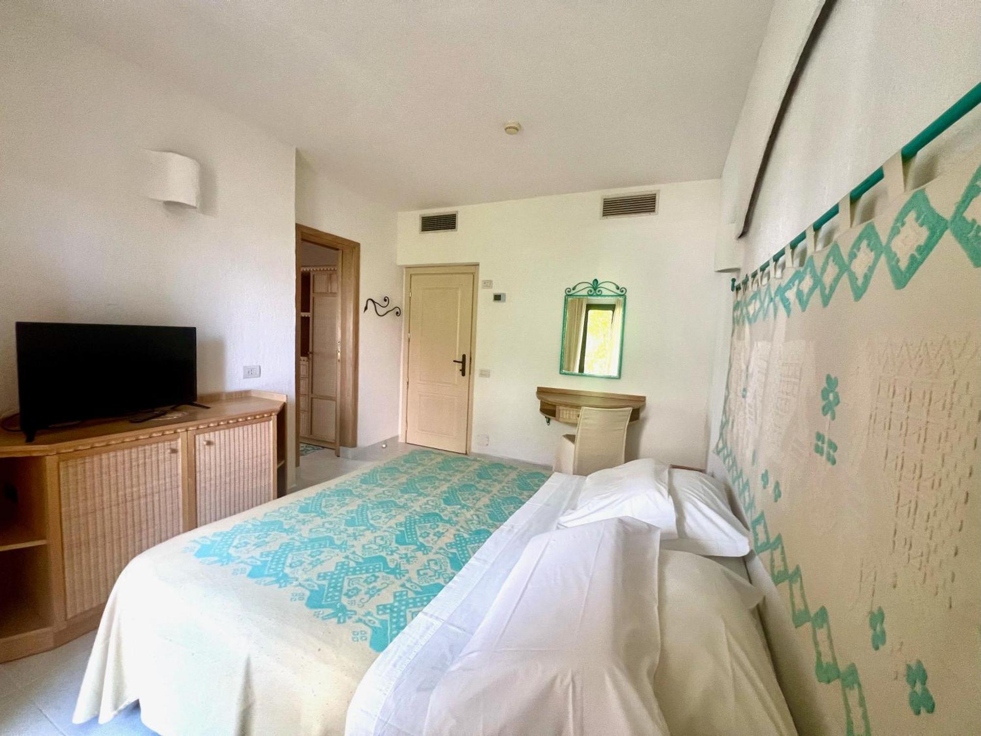 Hotel Punta Est Baja Sardinia Eksteriør billede