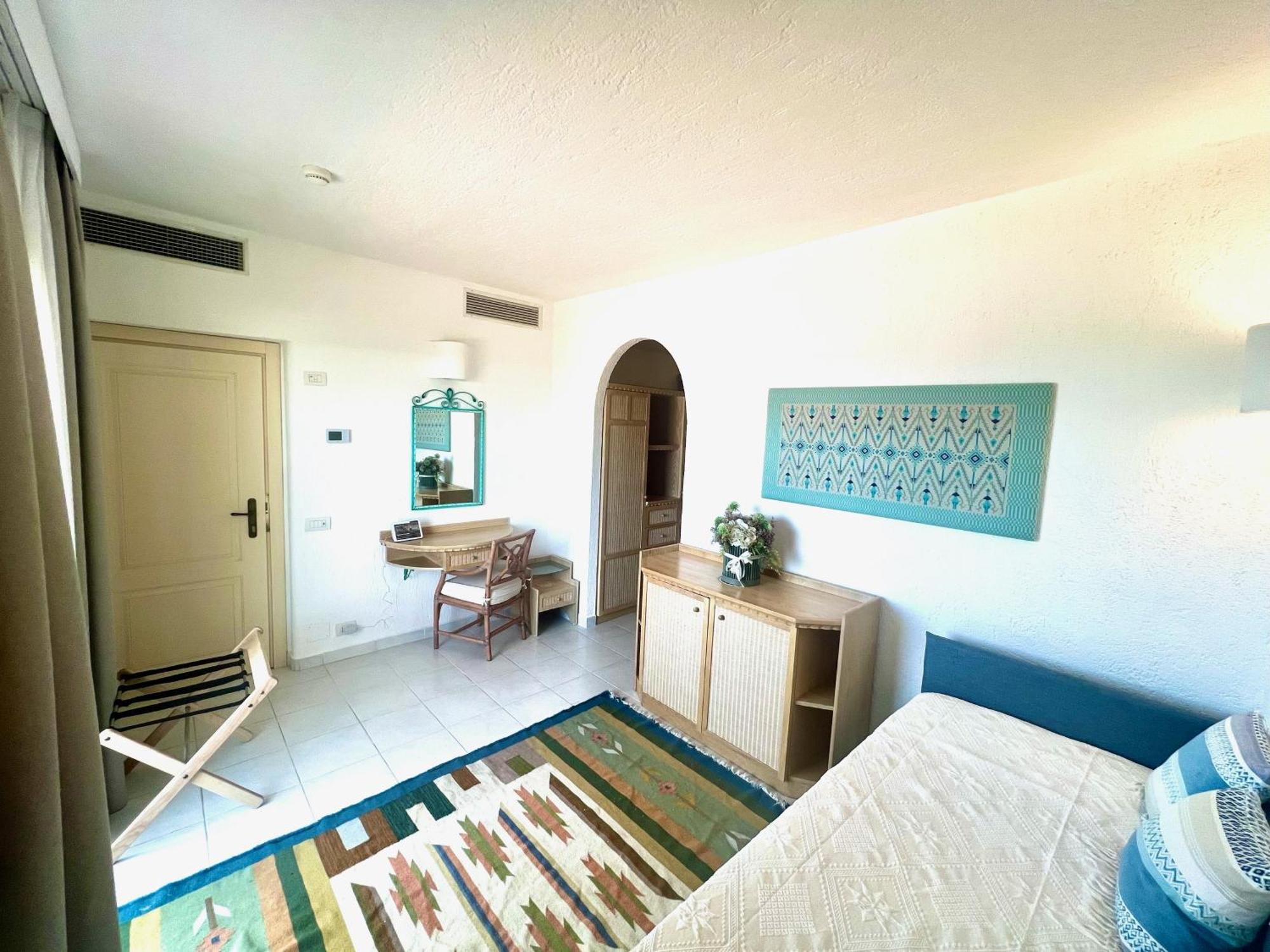 Hotel Punta Est Baja Sardinia Eksteriør billede