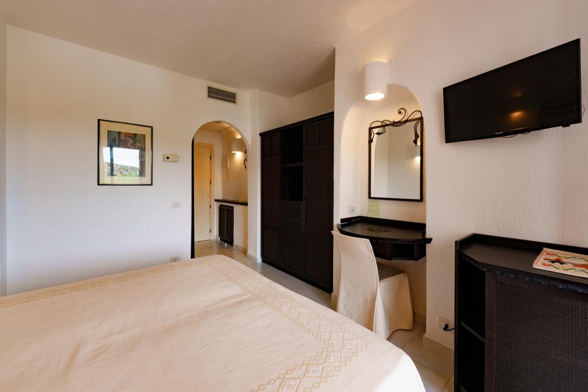 Hotel Punta Est Baja Sardinia Eksteriør billede